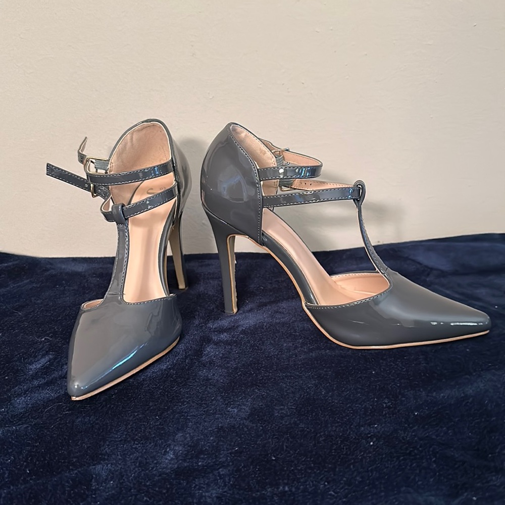 Smoke gray pumps
